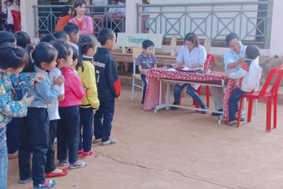 Học sinh được khám bệnh tại trường