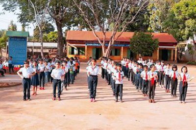 Học sinh tham gia múa hát sân trường và nhảy cha cha cha trong ngày hội công nhận chuyên hiệu đội viên 26-3