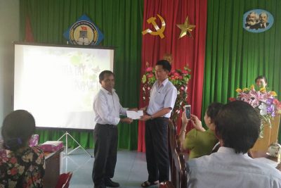 Lễ chia tay thầy hiệu trưởng về hưu