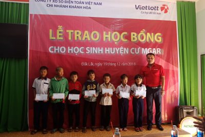 19/12 ,15 học sinh nghèo nhận được học bổng  của công ty sổ số việt lót trao tặng