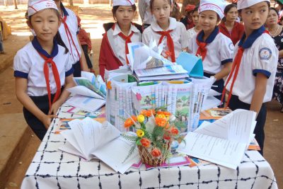 26/3 liên đội Y Jut kết hợp với thư viện tổ chức ngày hội thiếu nhi vui khỏe và xếp sách nghệ thuật ..tổ chức trò chơi cho hs toàn trường