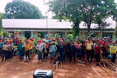 Lao động dọn vệ sinh,trồng hoa trước cổng trường đầu năm học 2018-2019